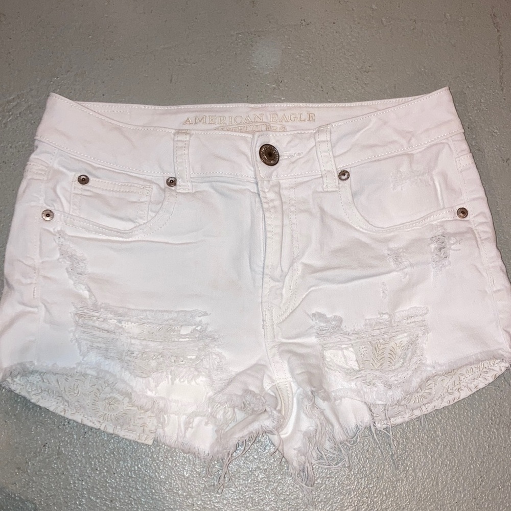 American Eagle White Denim Shorts ⭐️
